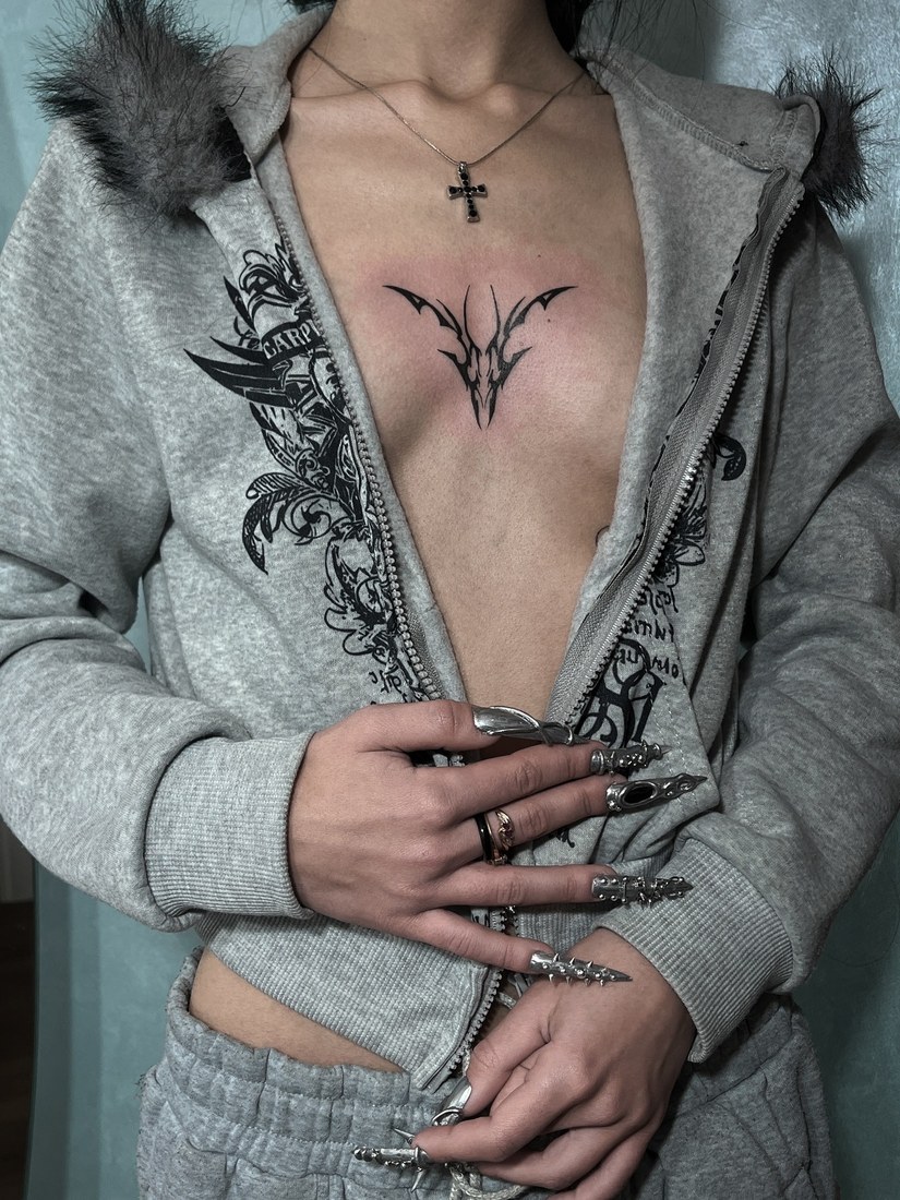 Tatuaje ilustrativo de flores y un caballete en el hombro