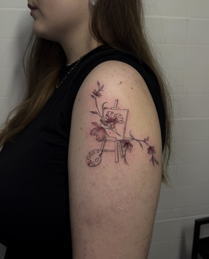 Tatuaje ilustrativo ornamental en el pecho